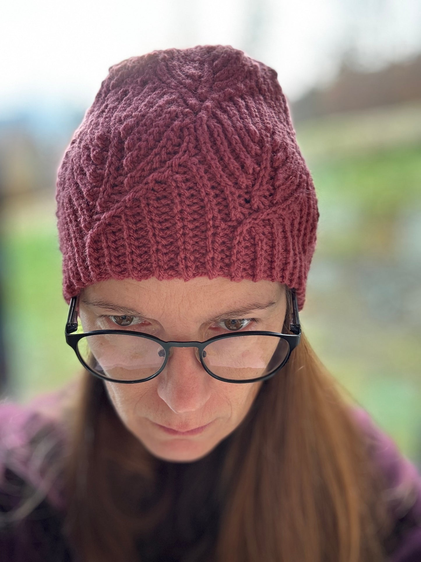 Karmazynowa czapka z liściem