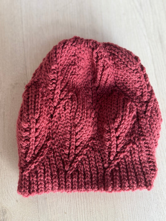 Karmazynowa czapka z liściem