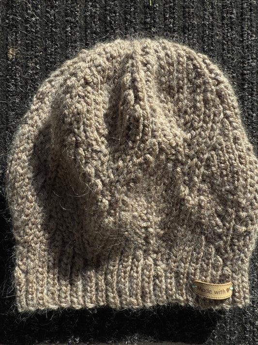 Beżowa czapka z liściem