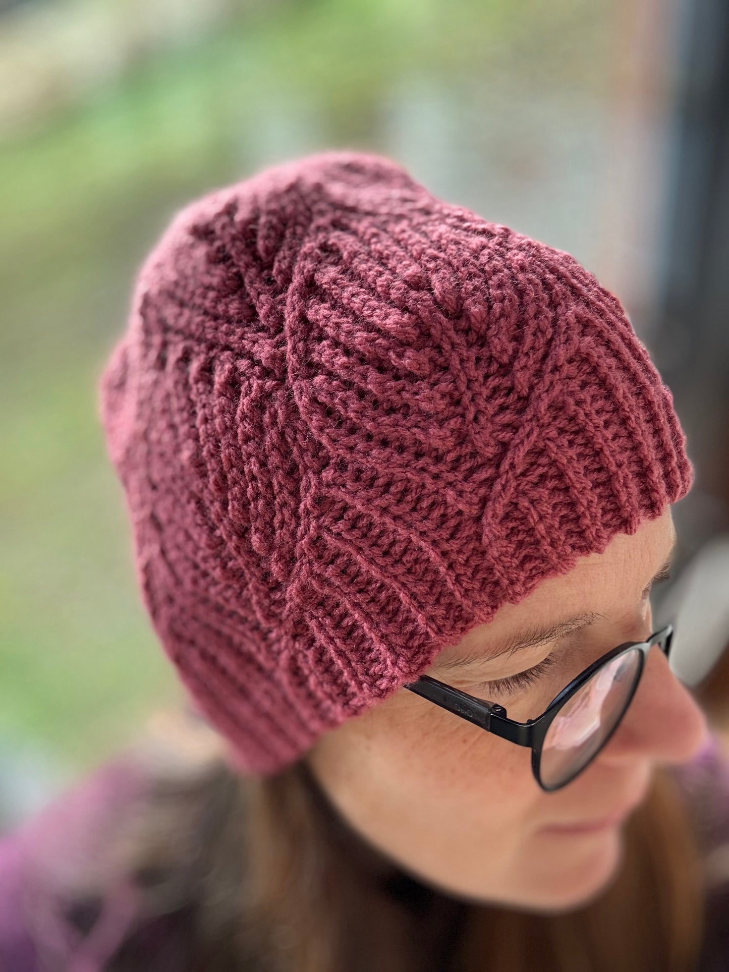 Karmazynowa czapka z liściem