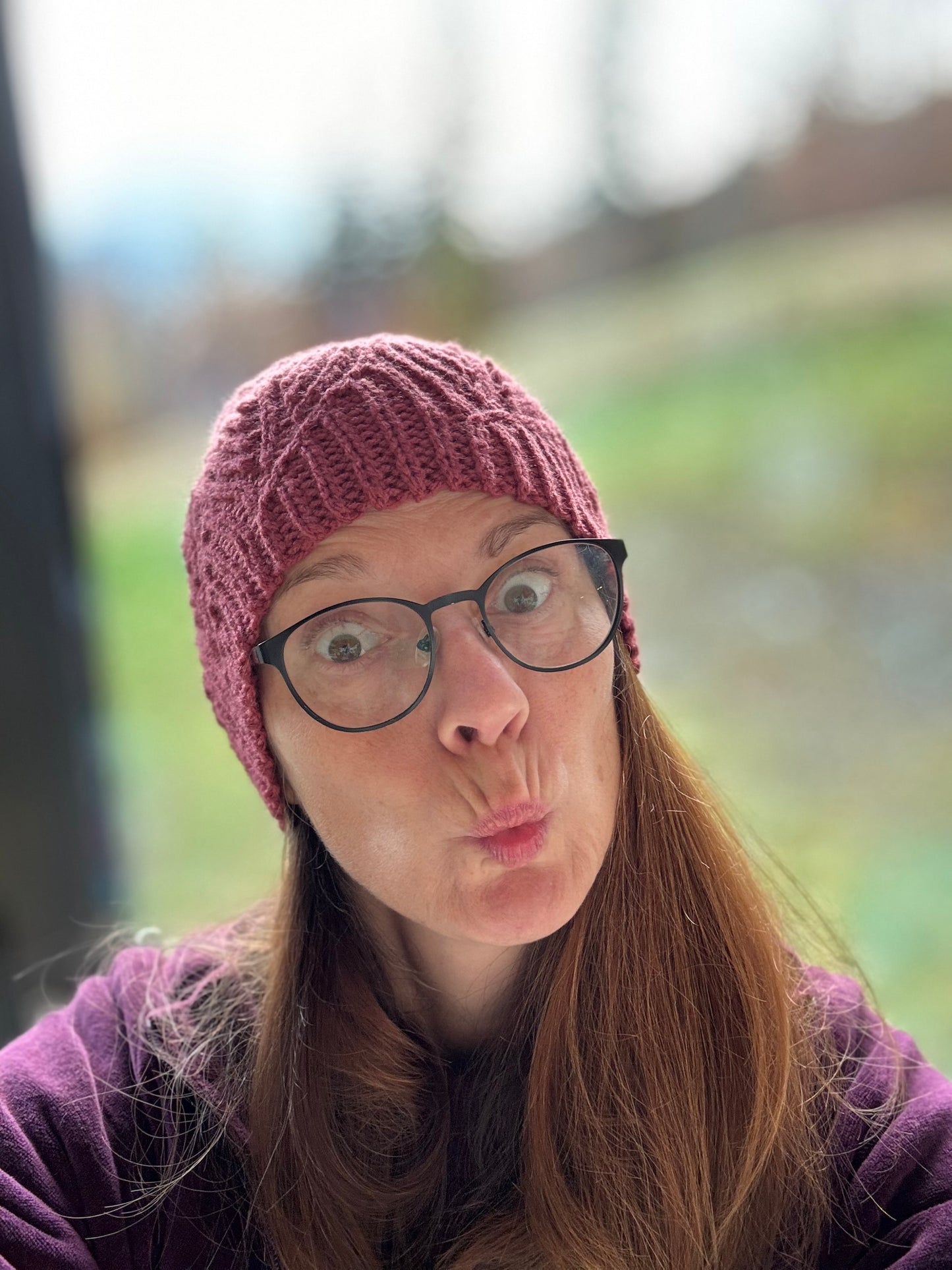 Karmazynowa czapka z liściem