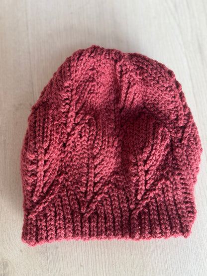 Karmazynowa czapka z liściem