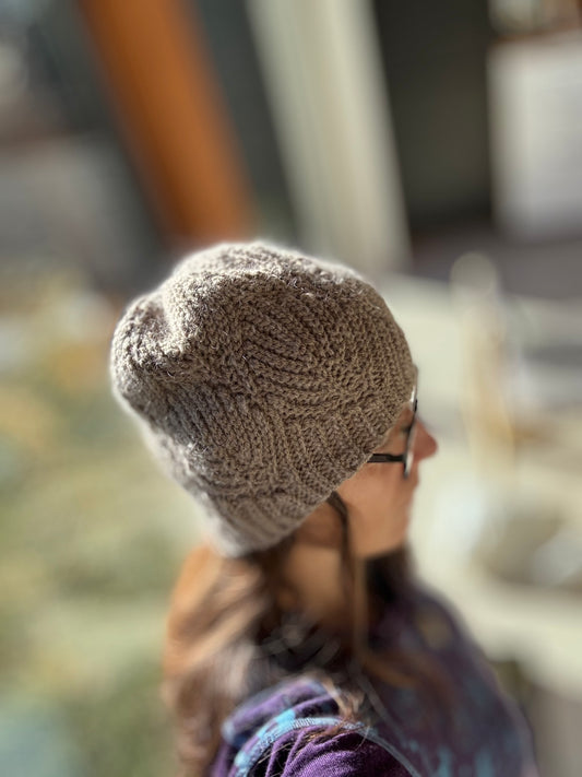 Beżowa czapka z liściem