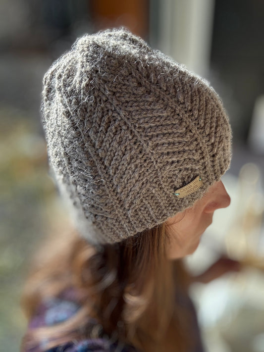 Beżowa czapka w jodełkę