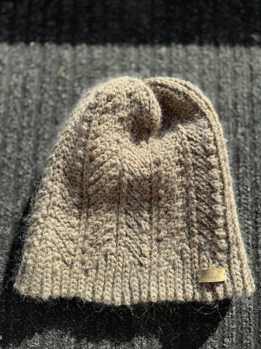 Beżowa czapka w jodełkę